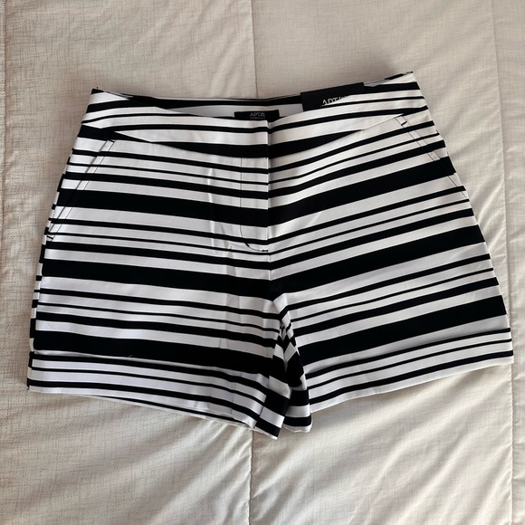 Apt. 9 Mid Raise Black and White Striped Shorts Size 8 NWT - Picture 1 of 4